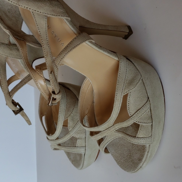 New Colin Stuart 4 1/2" suede cream heel size 7 NWT - Picture 8 of 9